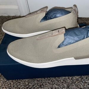 Wolf and Sheperd Slip on Softknit Loafer Stone/White Mens Size 10 Womens Size 12